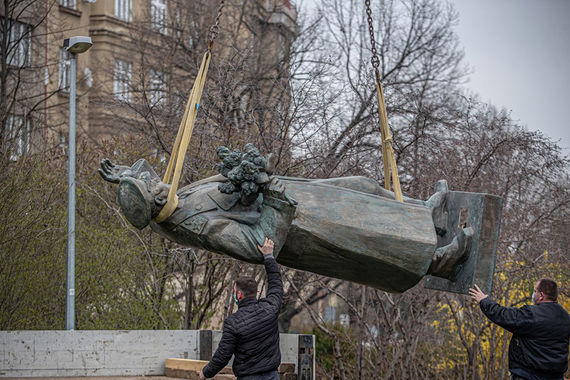 В Праге снесли памятник маршалу Коневу