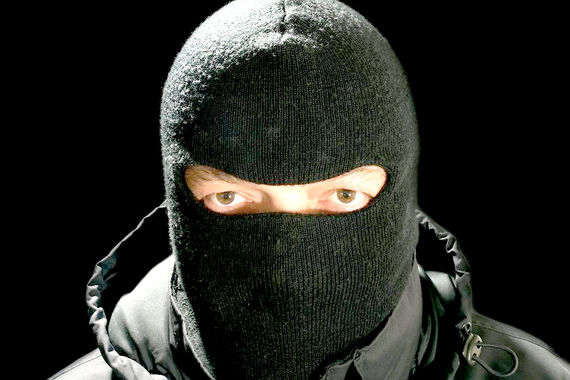 Школьник ранил топором одноклассницу