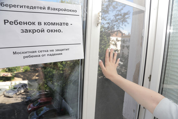 Годовалый малыш выпал  из окна пятого этажа