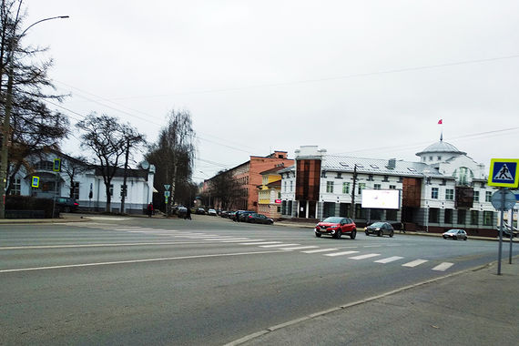 Стоит ли закрывать переход перед драмтеатром?