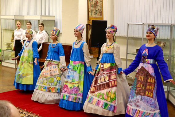 В любви к Родине можно признаться расписными платьями