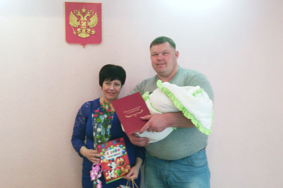Родители сотого шекснинца пообещали, что малыш будет счастливым