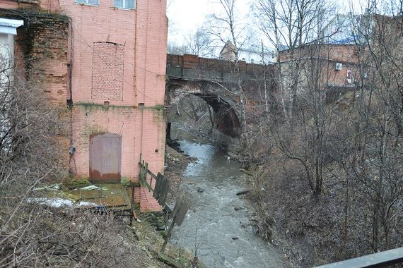 Юноша не смог сам выбраться из реки