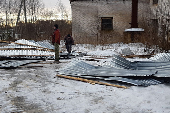 Смерч сорвал крышу здания  с предприятия  в Устюжне
