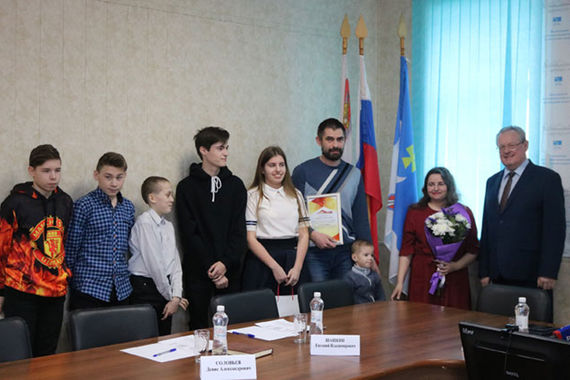 Многодетным семьям вручили земельные сертификаты