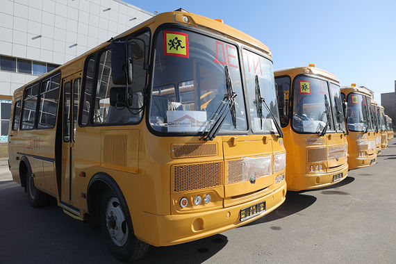 Районы области получили  36 новых школьных автобусов