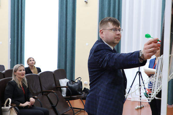 Молодежь потренируют отвечать на предложение взятки