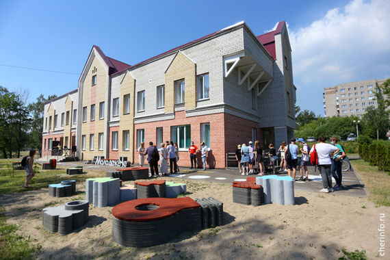 Уличные скамейки начали печатать на 3D-принтере