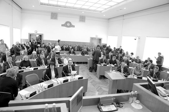 Депутаты начали экономию с себя
