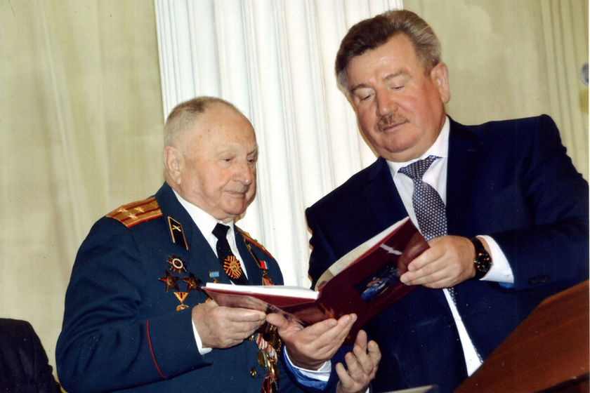statics/upload/iblock/898/00-фото ветерана с книгой.jpg